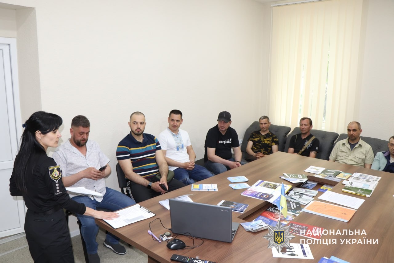 Фото до матеріалу: Ветерани П'ятихаток зустрілися з кінологами поліції