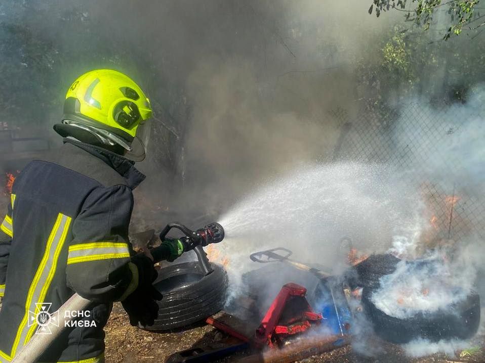 Фото до матеріалу: Палаючі шини та сміття загасили рятувальники у Деснянському районі