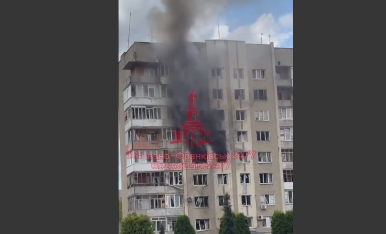 Фото до матеріалу: Дрони влучали у житловий будинок у Івано-Франківську: поранені отримали допомогу