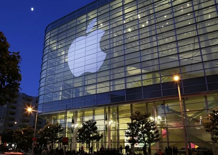 Фото до матеріалу: Тім Кук передає повноваження в Apple: новим CEO стане інженер Джон Тернус