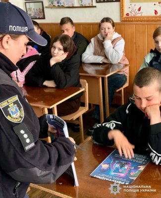 Фото до матеріалу: Кібербулінг – це не дрібниця: на Первомайщині поліцейська розповіла підліткам про правові наслідки онлайн-знущань