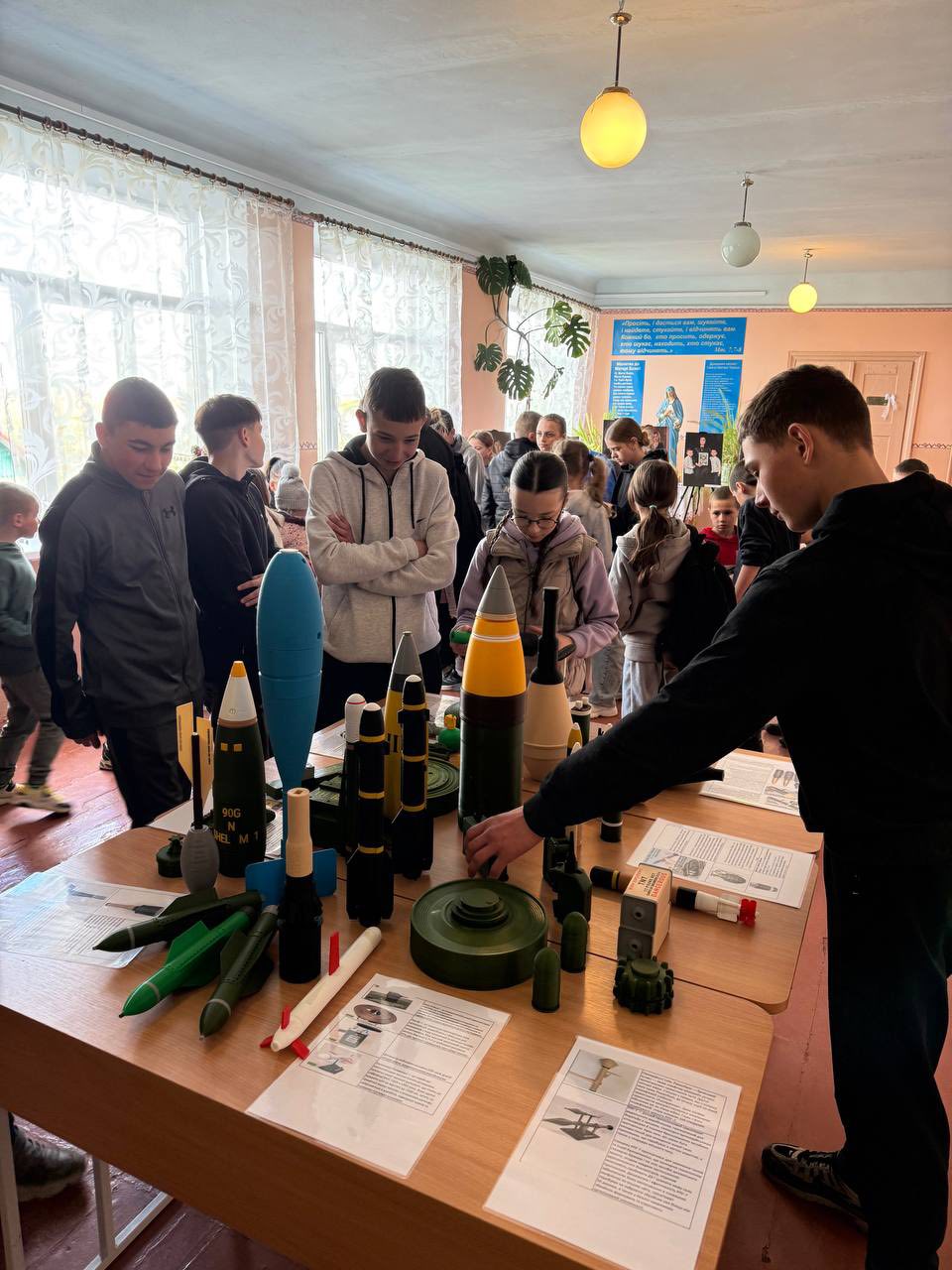 Фото до матеріалу: Нижньолукавицька школа поєднала освіту з волонтерством: виставка 3D-друку на користь ЗСУ