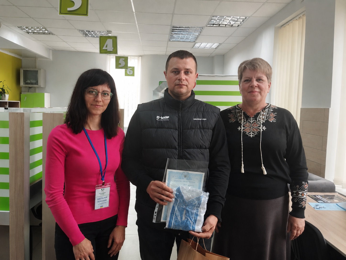 Фото до матеріалу: У Голобській громаді привітали новонародженого малюка вишиванкою