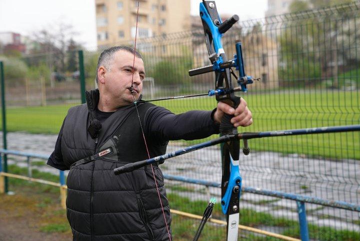Фото до матеріалу: Ветеран з Коломийщини, що втратив руку, став призером чемпіонатів України зі стрільби з лука
