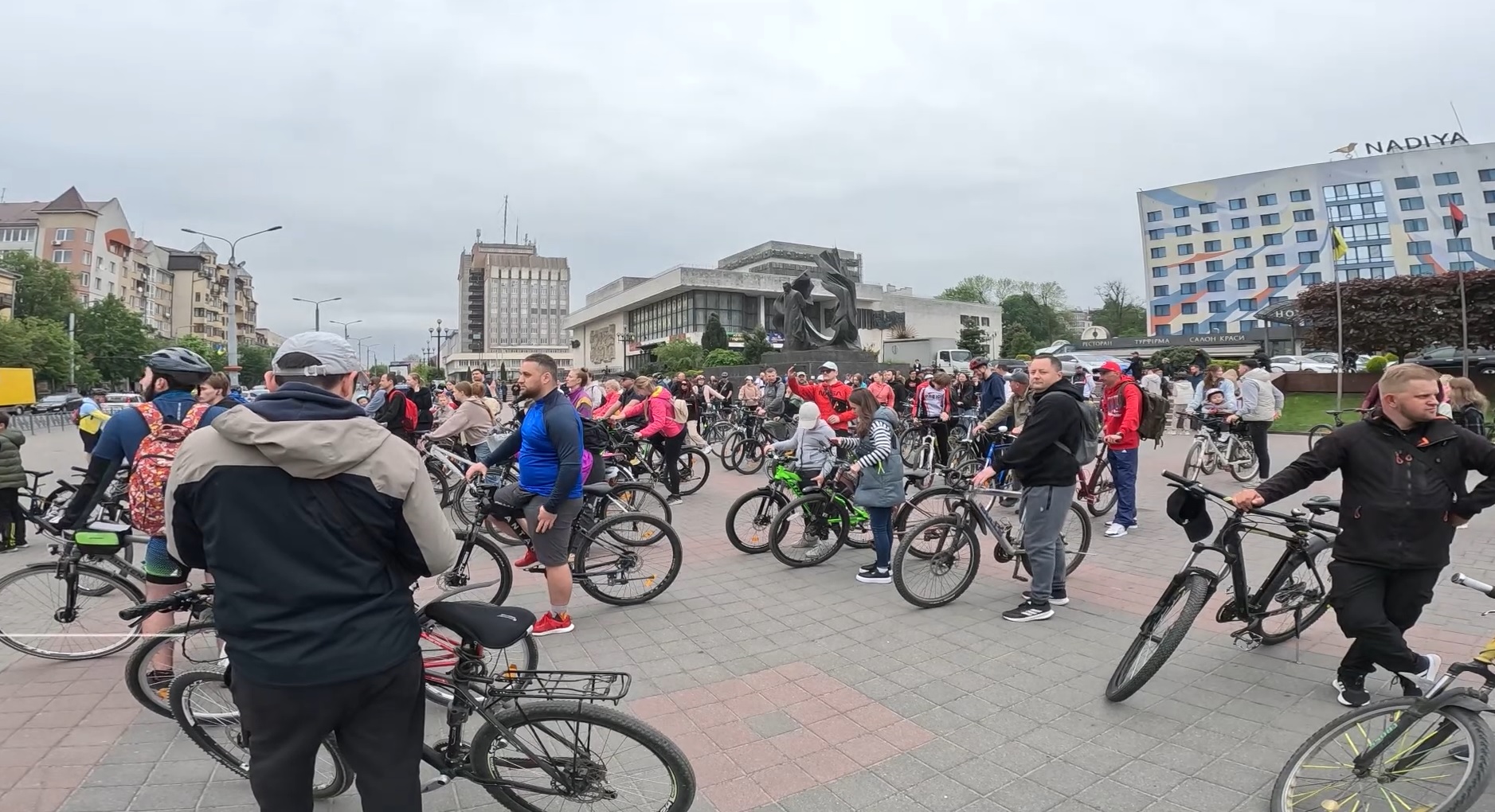 Фото до матеріалу: Велопробіг у Івано-Франківську: понад сто учасників, переселенці та ветеран