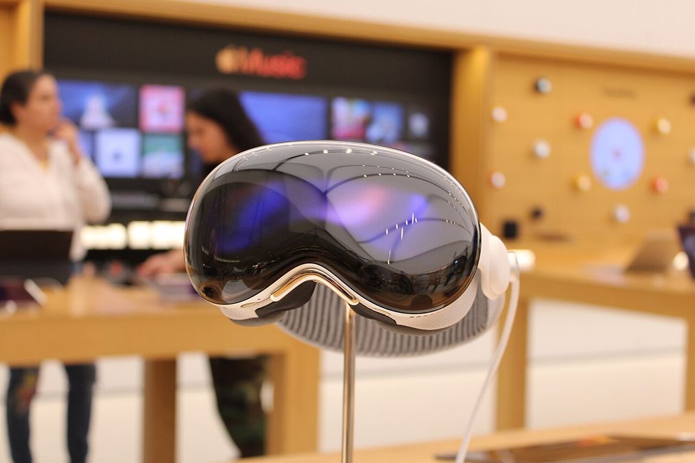 Фото до матеріалу: Apple Vision Pro: нове покоління очікується не раніше 2026 року