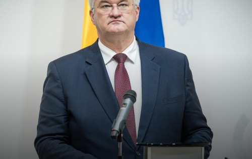 Фото до матеріалу: Сибіга відмовив Шредеру: Україна не буде переговірником з РФ
