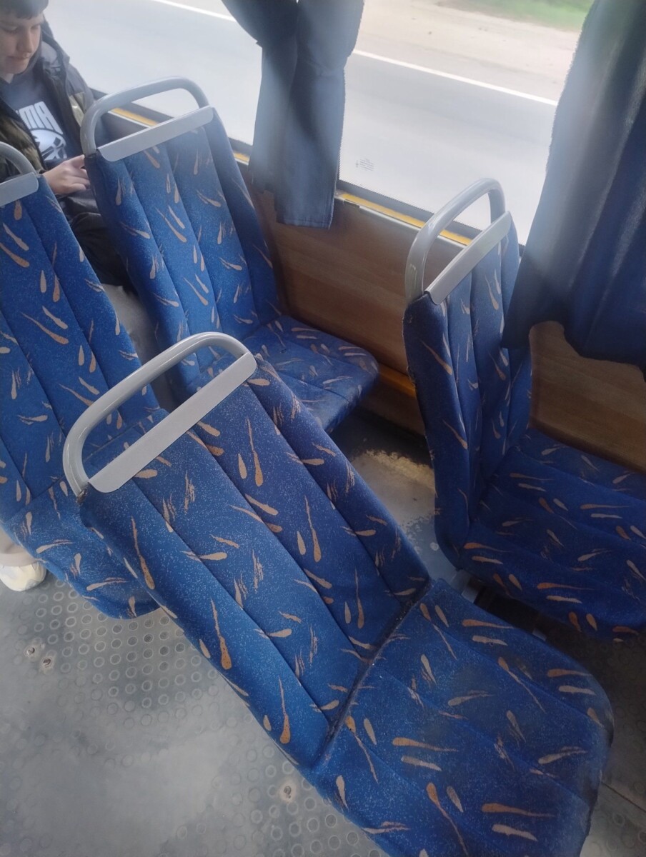 Фото до матеріалу: У Львові курсує маршрутка із поламаними кріслами