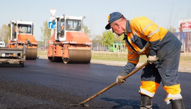 Фото до матеріалу: Уряд виділив 3,5 мільярда гривень на ремонт місцевих доріг