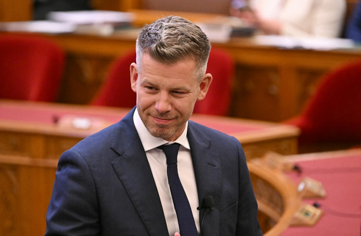 Фото до матеріалу: EU Flag Returns to Budapest as Péter Magyar’s Government Takes Office