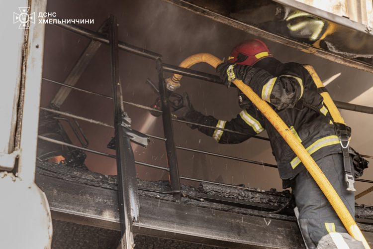 Фото до матеріалу: У Хмельницькому горів автосалон: пожежу гасили 10 одиниць техніки та 45 рятувальників