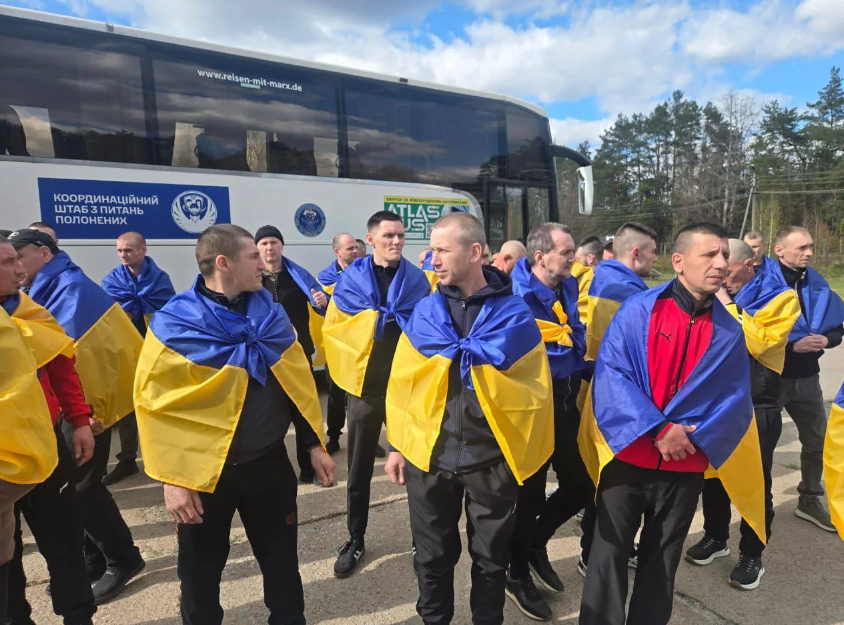 Фото до матеріалу: Двоє військових із Шумщини повернулися з полону після тривалої неволі