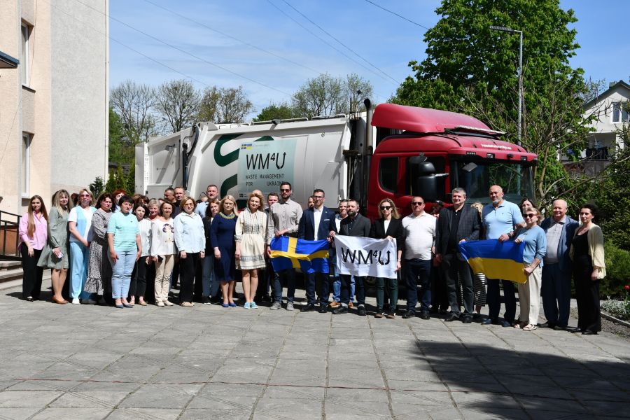 Фото до матеріалу: Партнери подарували Рогатинській громаді сміттєвоз зі Швеції (Фото) :: ВІКНА – Новини Калуша та Прикарпаття