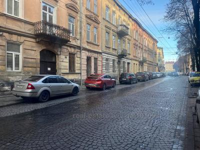 Фото до матеріалу: На Прикарпатті в парку розваг перекинувся атракціон з дітьми